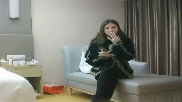 利哥探花01 极品美女被大鸡巴小伙干到汁水狂喷 骚穴开裂爽到翻白眼